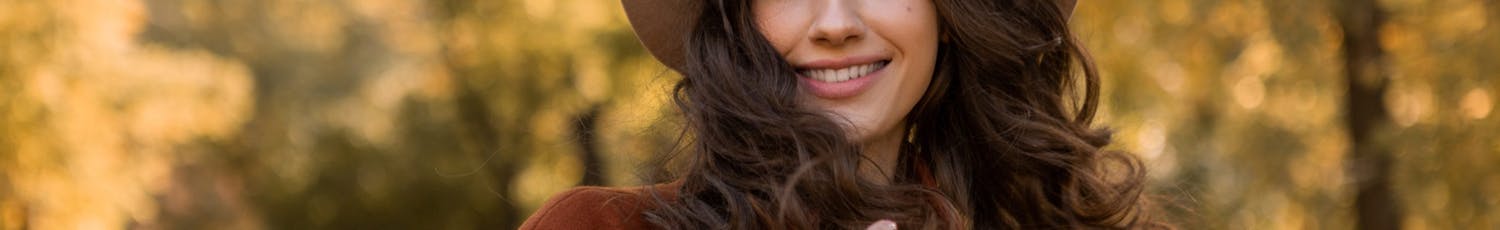 Portræt af kvinde taget i løbet af efteråret.